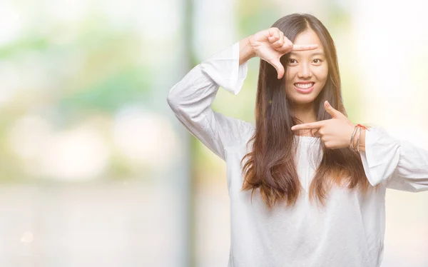 在孤独的背景下 年轻的亚洲妇女微笑着用手和手指与快乐的脸制作框架 创意与摄影理念 — 图库照片