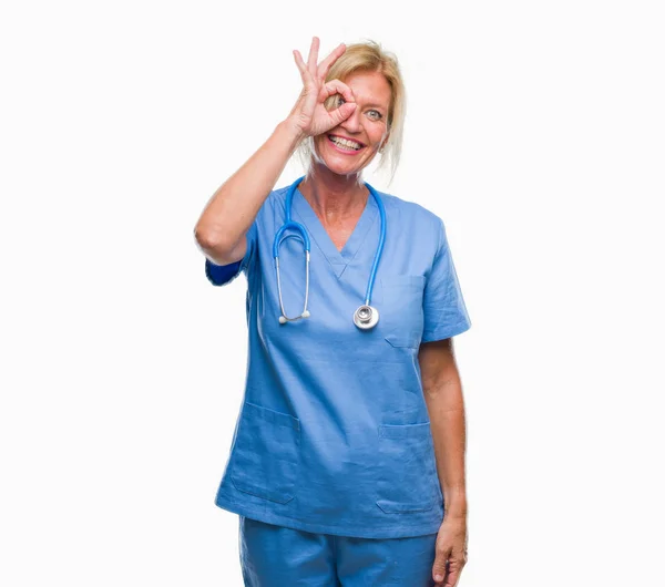 Medelålders Blond Sjuksköterska Kirurg Läkare Kvinna Över Isolerade Bakgrund Gör — Stockfoto