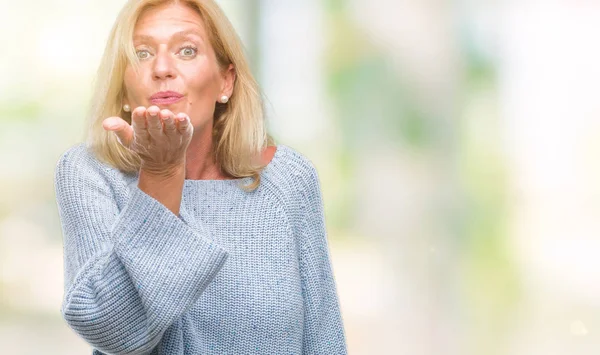 Blonde Frau Mittleren Alters Trägt Winterpullover Über Isoliertem Hintergrund Und — Stockfoto