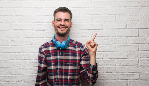 Genç Yetişkin Adam Kulaklıklar Parmak Ile Tarafına Işaret Çok Mutlu — Stok fotoğraf