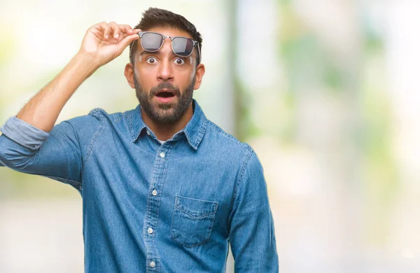 Volwassen Spaanse Man Met Zonnebril Geïsoleerde Achtergrond Bang Geschokt Met — Stockfoto