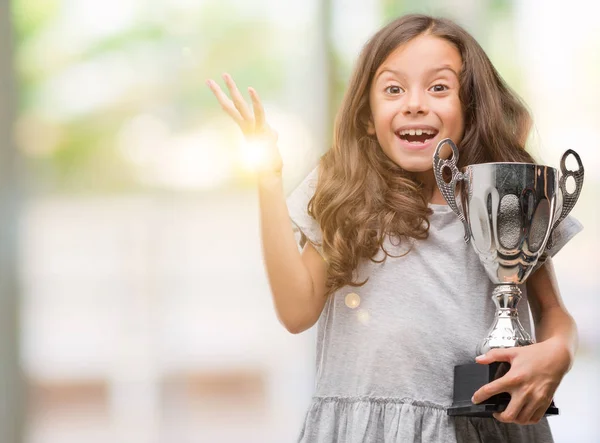 Chica Hispana Morena Sosteniendo Trofeo Muy Feliz Emocionada Expresión Ganadora —  Fotos de Stock