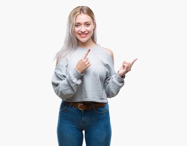 Joven Rubia Sobre Fondo Aislado Sonriendo Mirando Cámara Apuntando Con — Foto de Stock