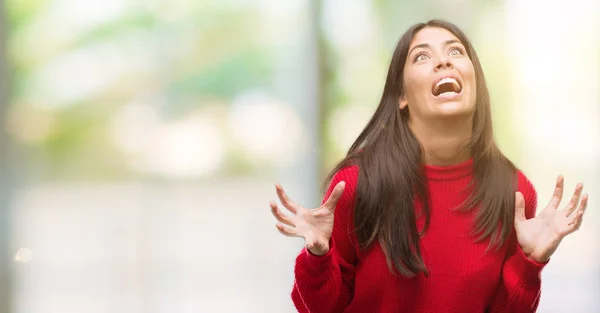 Giovane Bella Ispanico Indossa Maglione Rosso Pazzo Pazzo Urlando Urlando — Foto Stock