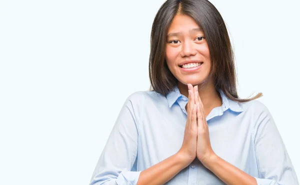 若いアジア ビジネスの女性両手一緒に許しが自信を持って笑顔を求めて祈って分離の背景の上 — ストック写真