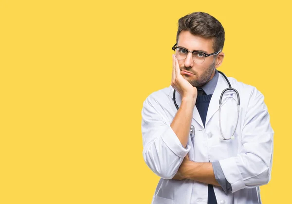 Joven Médico Guapo Sobre Fondo Aislado Pensando Que Cansado Aburrido — Foto de Stock