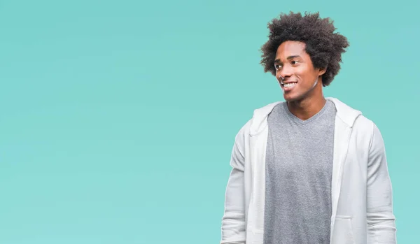 美国黑人穿着运动衫 在与世隔绝的背景下 脸上带着微笑 表情自然 笑的自信 — 图库照片