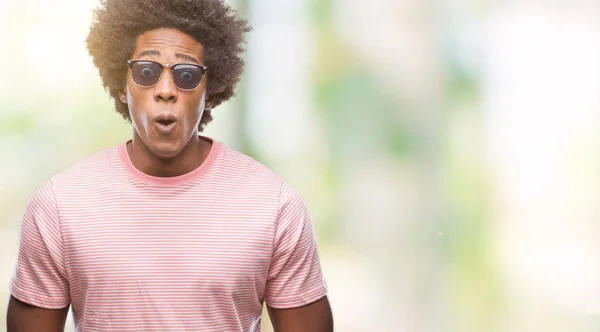 Afroamerikanischer Mann Mit Sonnenbrille Über Isoliertem Hintergrund Ängstlich Und Schockiert — Stockfoto