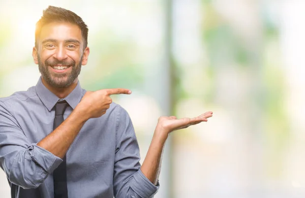 Volwassen Spaanse Zakenman Geïsoleerde Achtergrond Verbaasd Lachend Naar Camera Tijdens — Stockfoto