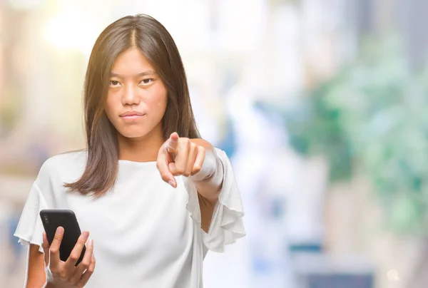 Junge Asiatische Frau Die Smartphone Über Isolierten Hintergrund Sms Schreibt — Stockfoto