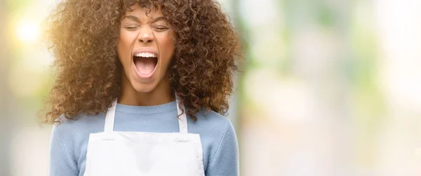 Donna Afroamericana Proprietaria Negozio Che Indossa Grembiule Stressante Terrorizzata Dal — Foto Stock