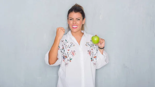 Joven Mujer Adulta Sobre Gris Pared Grunge Comer Manzana Verde — Foto de Stock