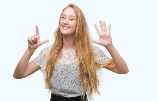 Блондинка Підліток Жінка Сорочці Моль Показує Вказує Пальцями Номер Сім — стокове фото