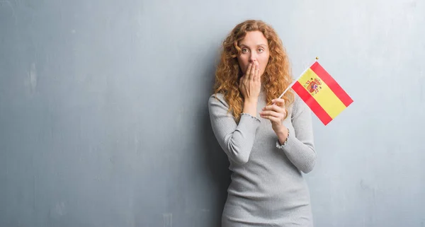 Joven Pelirroja Sobre Pared Grunge Gris Sosteniendo Bandera España Cubre — Foto de Stock