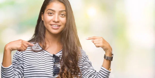 Giovane Bella Araba Donna Che Indossa Occhiali Sole Sfondo Isolato — Foto Stock