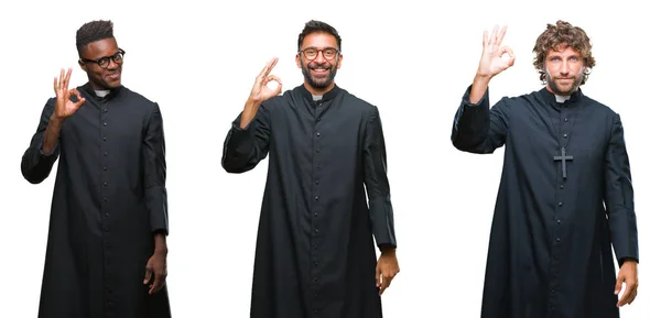手と指で サインをしている肯定的な笑みを浮かべて孤立の背景以上のキリスト教の司祭男性のコラージュ 成功した式 — ストック写真