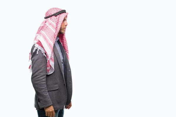 Pemuda Tampan Arab Dengan Rambut Panjang Memakai Keffiyeh Atas Latar — Stok Foto