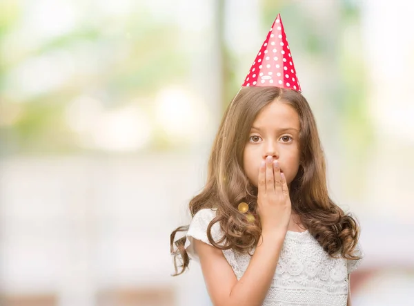 沈黙の中 秘密の概念で間違い 恐怖の表現のための恥とショックを受けた手で誕生日帽子カバー口を身に着けているヒスパニック系のブルネットの女の子が怖がっています — ストック写真