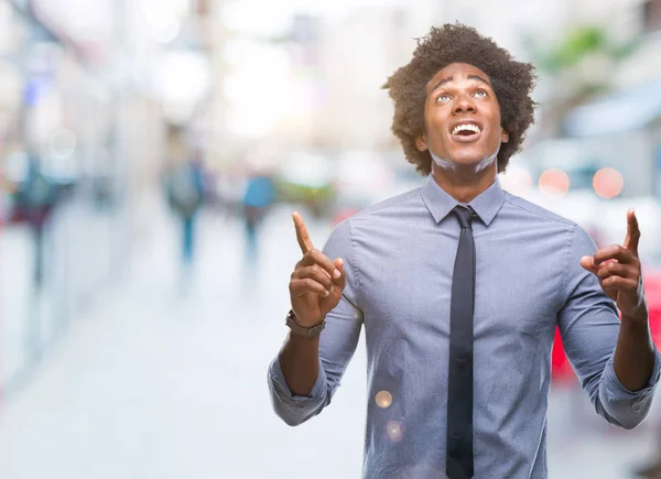 Afro Americano Homem Negócios Sobre Fundo Isolado Espantado Surpreso Olhando — Fotografia de Stock