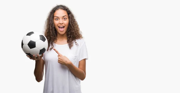 Junge Hispanische Frau Hält Fußballball Sehr Glücklich Und Zeigt Mit — Stockfoto