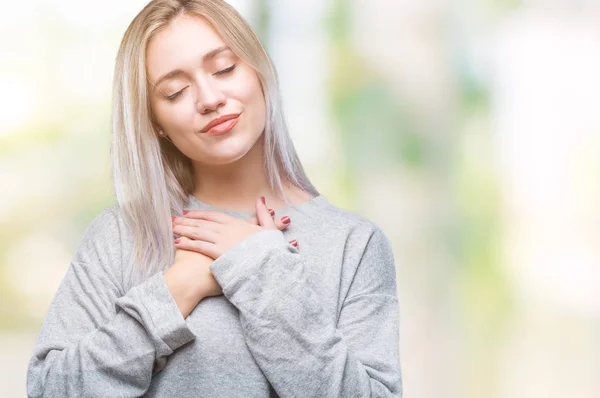 Mujer Rubia Joven Sobre Fondo Aislado Sonriendo Con Las Manos — Foto de Stock