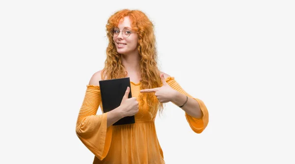 Junge Rothaarige Studentin Hält Ein Buch Und Zeigt Sehr Glücklich — Stockfoto