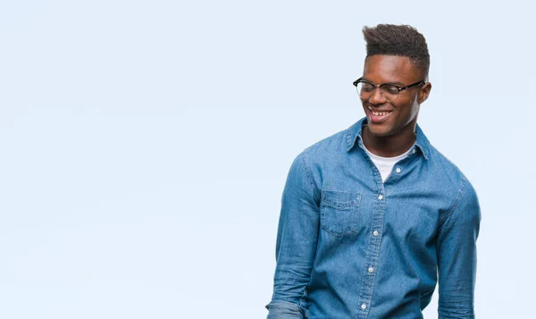 Hombre Afroamericano Joven Sobre Fondo Aislado Mirando Hacia Otro Lado —  Fotos de Stock