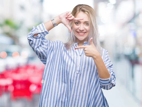 Mladá Blond Žena Izolované Pozadí Provedení Rámu Rukama Prsty Šťastné — Stock fotografie