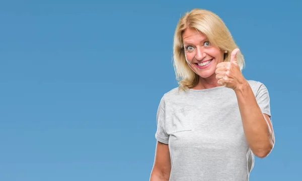 Medelålders Blond Kvinna Över Isolerade Bakgrund Gör Glad Tummen Upp — Stockfoto