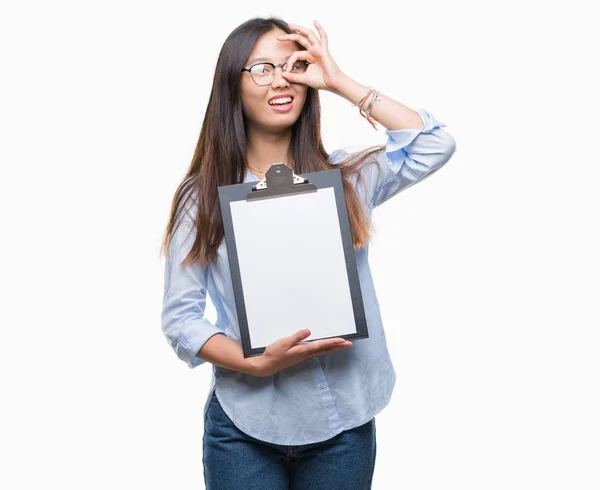 Jonge Aziatische Zakelijke Vrouw Bedrijf Klembord Geïsoleerde Achtergrond Met Blij — Stockfoto