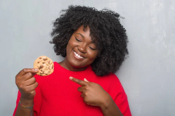 Jovem Afro Americana Sobre Parede Grunge Cinza Comendo Panela Chocolate — Fotografia de Stock