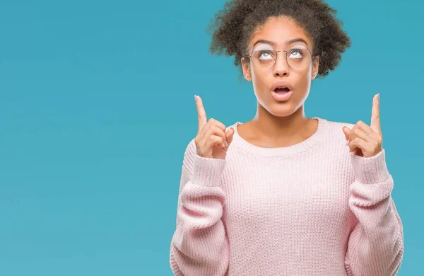 Mujer Afroamericana Joven Con Gafas Sobre Fondo Aislado Asombrada Sorprendida —  Fotos de Stock