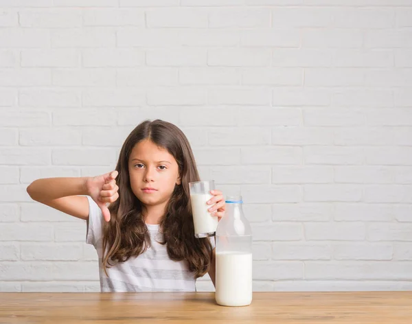 Jonge Latino Jongen Zittend Tafel Drinken Van Een Glas Melk — Stockfoto