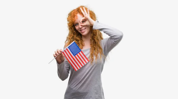 Mujer Pelirroja Joven Sosteniendo Bandera Los Estados Unidos América Con —  Fotos de Stock