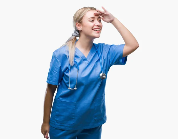 白い背景の上医療制服を着て若い外科医の金髪女医 — ストック写真