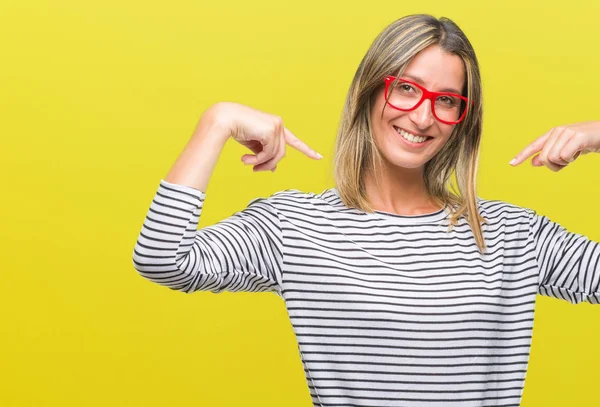 Mooie Jongedame Bril Geïsoleerde Achtergrond Zoek Vertrouwen Met Glimlach Het — Stockfoto