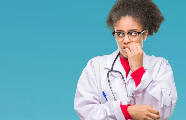 Junge Afroamerikanische Ärztin Mit Isoliertem Hintergrund Die Gestresst Und Nervös — Stockfoto