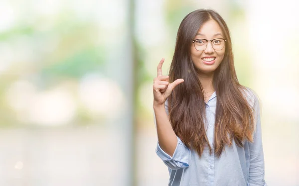 Jovem Asiática Mulher Negócios Usando Óculos Sobre Fundo Isolado Sorrindo — Fotografia de Stock