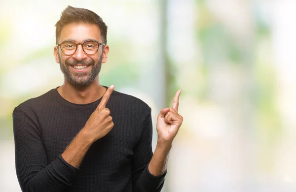 Homem Hispânico Adulto Usando Óculos Sobre Fundo Isolado Sorrindo Olhando — Fotografia de Stock