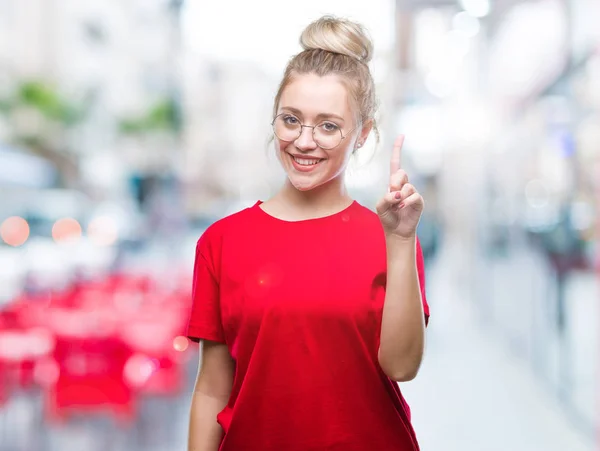 Mujer Rubia Joven Con Gafas Sobre Fondo Aislado Mostrando Apuntando — Foto de Stock