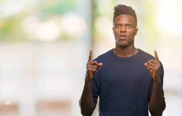 Młody Afroamerykanin Mężczyzna Białym Tle Zdumiony Zaskoczony Patrząc Wskazującym Palcami — Zdjęcie stockowe