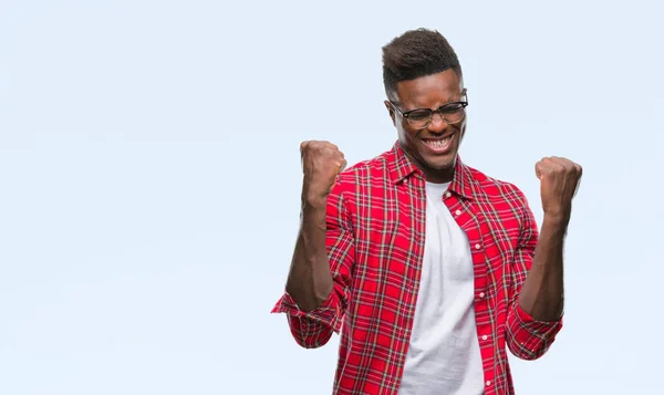 Hombre Afroamericano Joven Sobre Fondo Aislado Muy Feliz Emocionado Haciendo — Foto de Stock