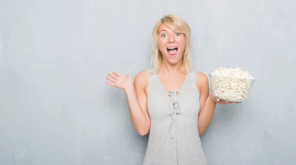 Adulto Donna Caucasica Oltre Grunge Muro Grigio Mangiare Pop Corn — Foto Stock