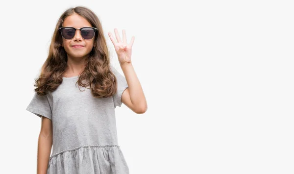 Brünettes Hispanisches Mädchen Mit Sonnenbrille Zeigt Mit Finger Nummer Vier — Stockfoto