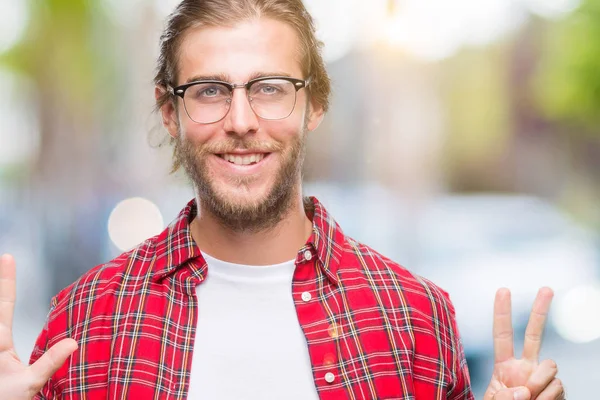 Joven Hombre Guapo Con Pelo Largo Con Gafas Sobre Fondo —  Fotos de Stock