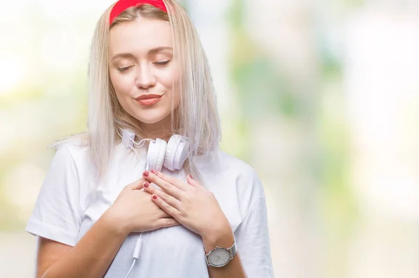 Jonge Blonde Vrouw Draagt Koptelefoon Luisteren Naar Muziek Geïsoleerde Achtergrond — Stockfoto