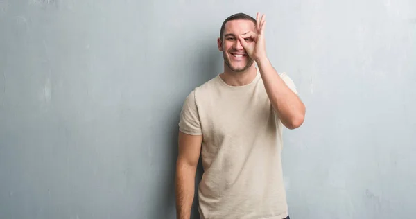 Young Caucasian Man Grey Grunge Wall Happy Face Smiling Doing — Stock Photo, Image