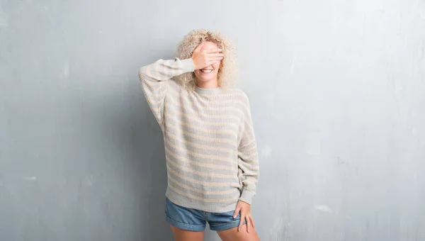 Junge Blonde Frau Mit Lockigem Haar Über Grunge Grauem Hintergrund — Stockfoto