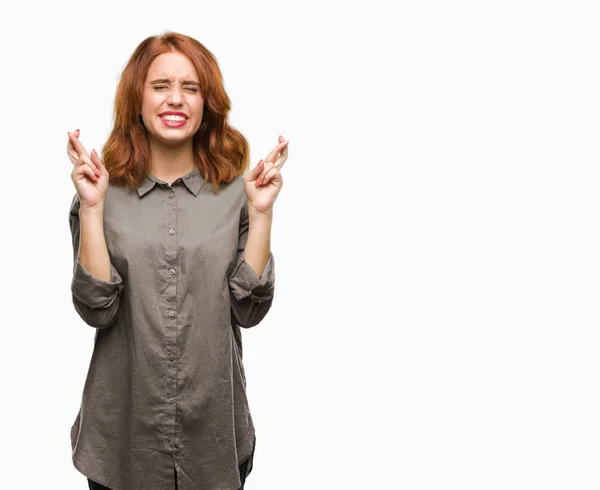 Joven Mujer Hermosa Sobre Fondo Aislado Sonriendo Cruzando Los Dedos — Foto de Stock