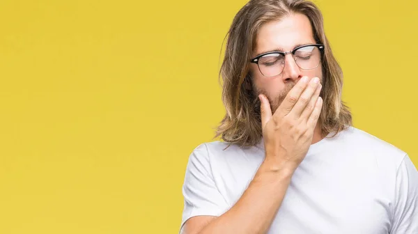 Genç Yakışıklı Adam Uzun Saçlı Gözlüklü Izole Arka Plan Üzerinde — Stok fotoğraf